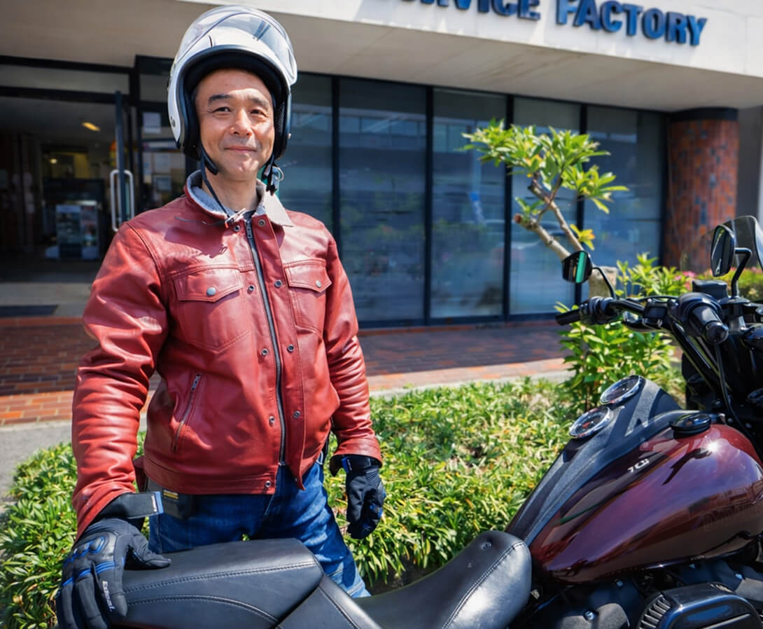 お客様と車検対象バイクの写真